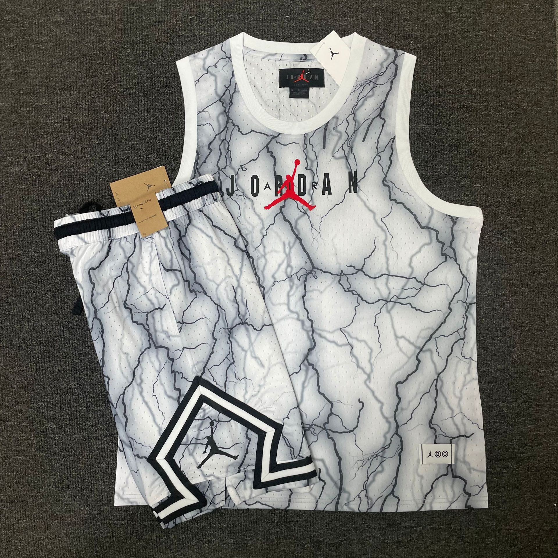 Nuevo conjunto de ropa deportiva de hombre volador en verano, entrenamiento de carrera para hombres, chalecos cortos transpirables de secado rápido, dos juegos al por mayor