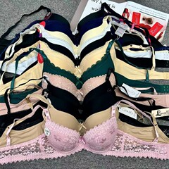 レースの顔の下着のブラジャーの女性は集まって心地良い大きい胸を現します。