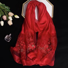 赤いお祝いのお母さんの結婚式の披露宴はシルクのウールのチャイナドレスのストールの長いマフラーの外に薄いタイプのストールの女性を掛けます。