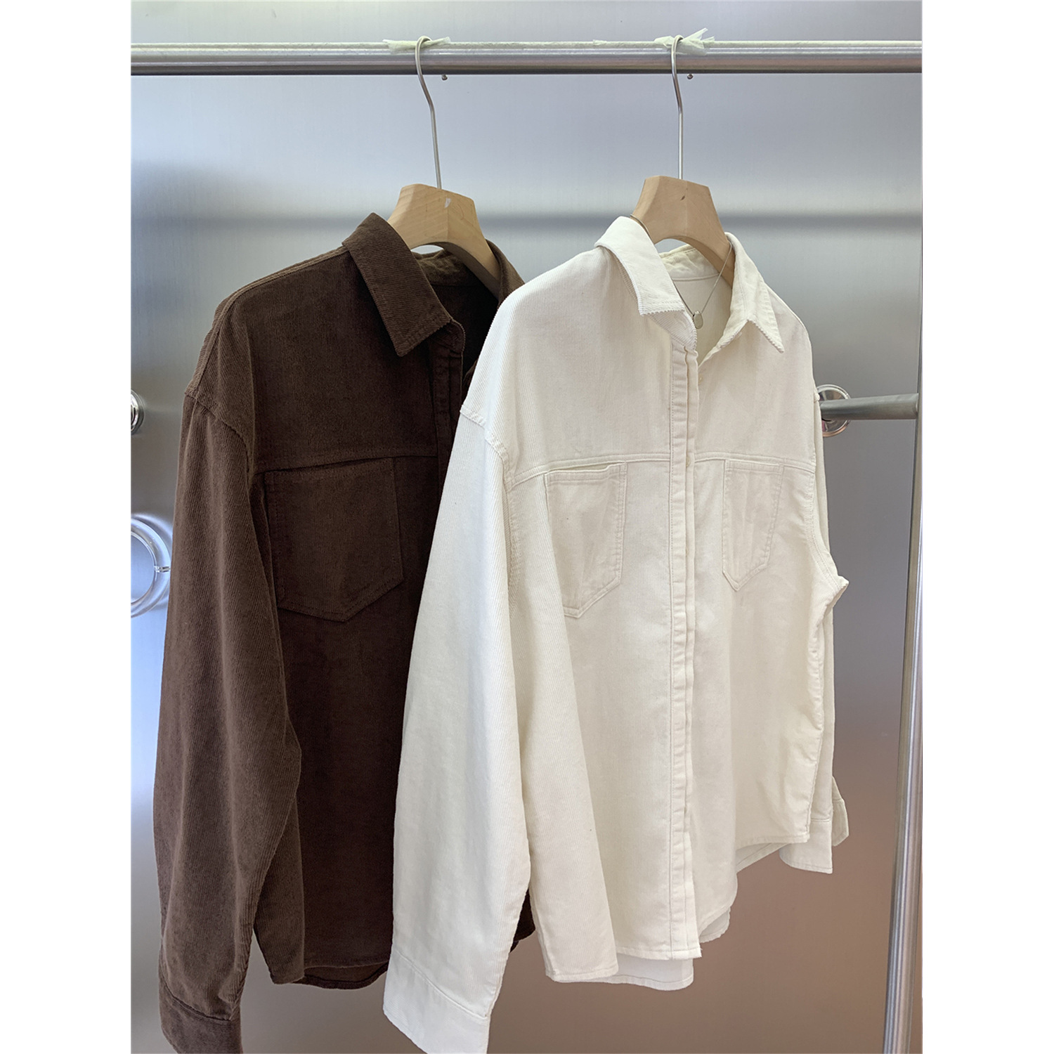 日系复古设计感双口袋翻领灯芯绒长袖单排多扣纯色衬衫百搭外套女