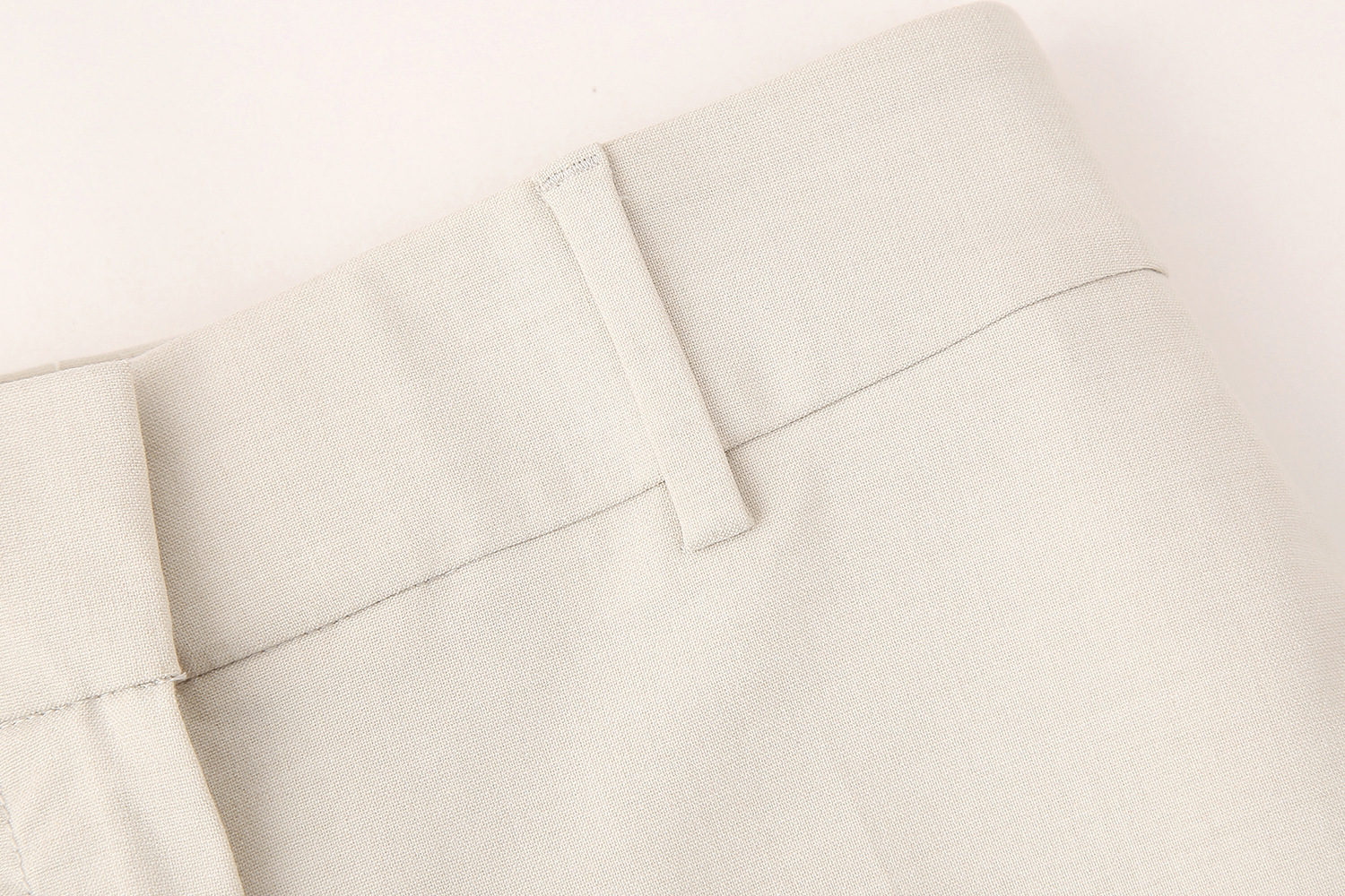 Pantaloni a sigaretta semplici e versatili, casual, tinta unita, della nuova collezione primaverile da donna_voghion.com