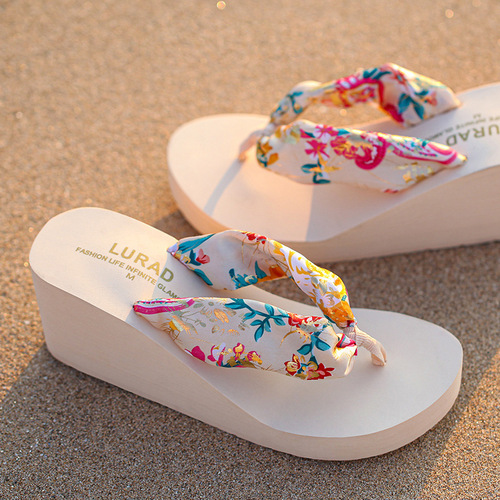 Flip-flops for women's summer outdoor wear, Korean version of wedge-heeled thick-soled flip-flops, outdoor women's non-slip holiday sandals