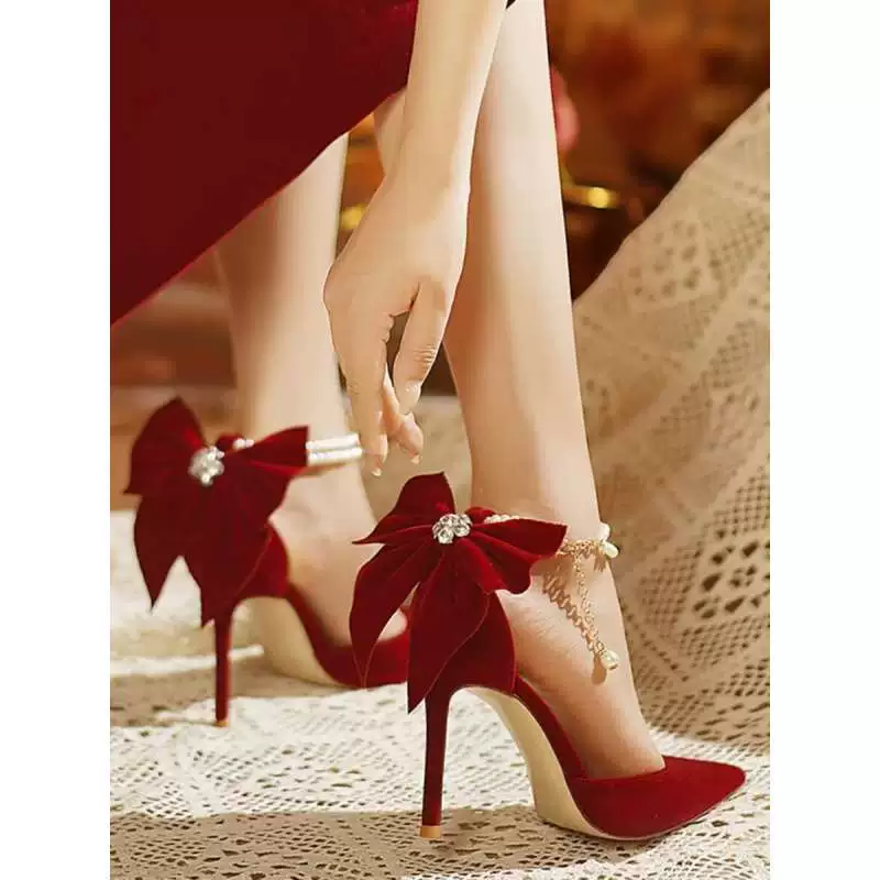 Красные свадебные туфли Xiuhe на шпильке с острым носком, высокие каблуки для женщин, новый стиль 2025 года, с бантом и жемчугом, невыставляющиеся свадебные туфли.