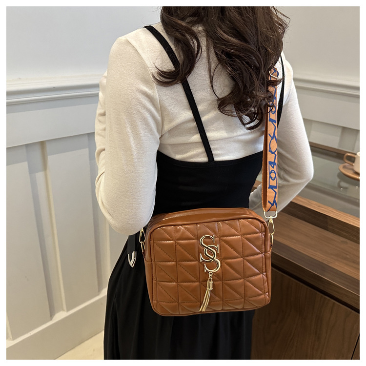 A simple and fashionable single-shoulder women's bag with diamond-shaped embroidery thread in 2024, a fresh and stylish crossbody bag with a trendy and fashionable small square style undefined