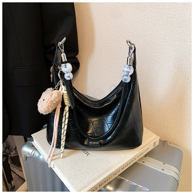 In the summer of 2025, crossbody bags, women's bags, single-shoulder bags, versatile casual bags, sports underarm bags, soft leather bags, dumplings, and women's bags undefined