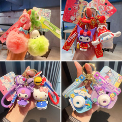 漫画正規版サンリオハローキティクロミックカメラのペンダントのぬいぐるみの犬のキーホルダーの女性