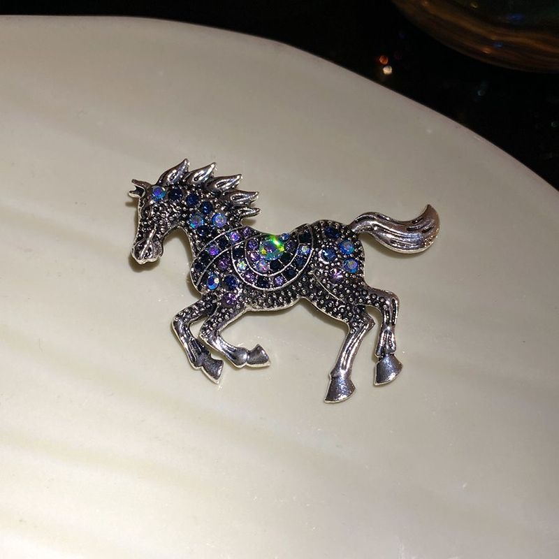 Broche vintage medieval temperamento retro flores de abejas de caballo de corte europea y americana lujo ligero joyas de alta calidad
