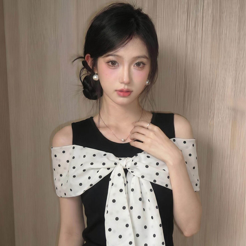 French-Style Color-Blocking Unique Polka Dot Bowknot Off-Shoulder Patchwork Short-Sleeve T-Shirt for Women, Summer Design, Stylish Top French-Style Color-Blocking Unique Polka Dot Bowknot Off-Shoulder Patchwork Short-Sleeve T-Shirt for Women, Summer Design, Stylish Top