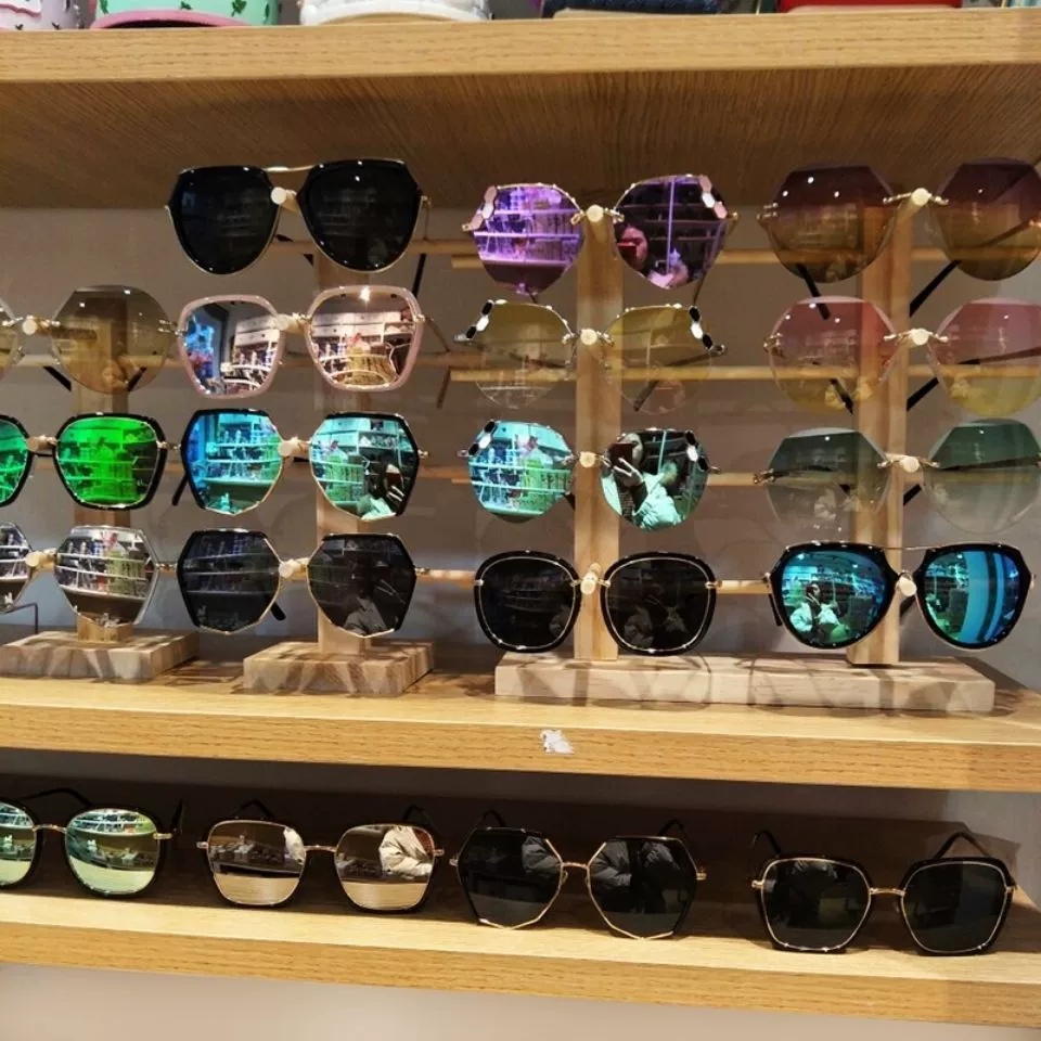 Glasses, sunglasses, diverse stand