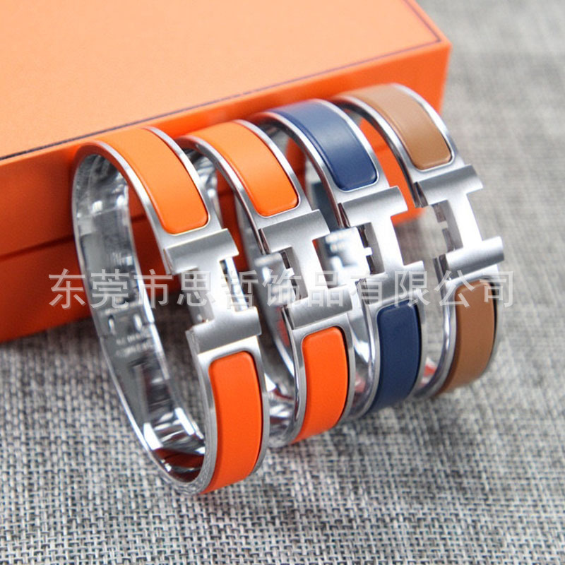 Fábrica directa europea y americana esmalte negro Guerrero pulsera fábrica al por mayor titanio acero Pulsera original diseño luz lujo accesorios femeninos