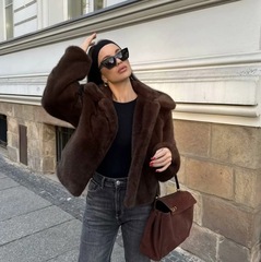 国境を越えた欧米の婦人服の速売通の爆発金の高い街のファッションの人工毛皮の効果は長袖のコートをめくります。