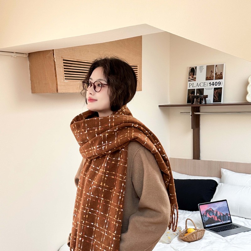 カシミヤのマフラーの女性の冬の高級感をまねて保温します。|undefined
