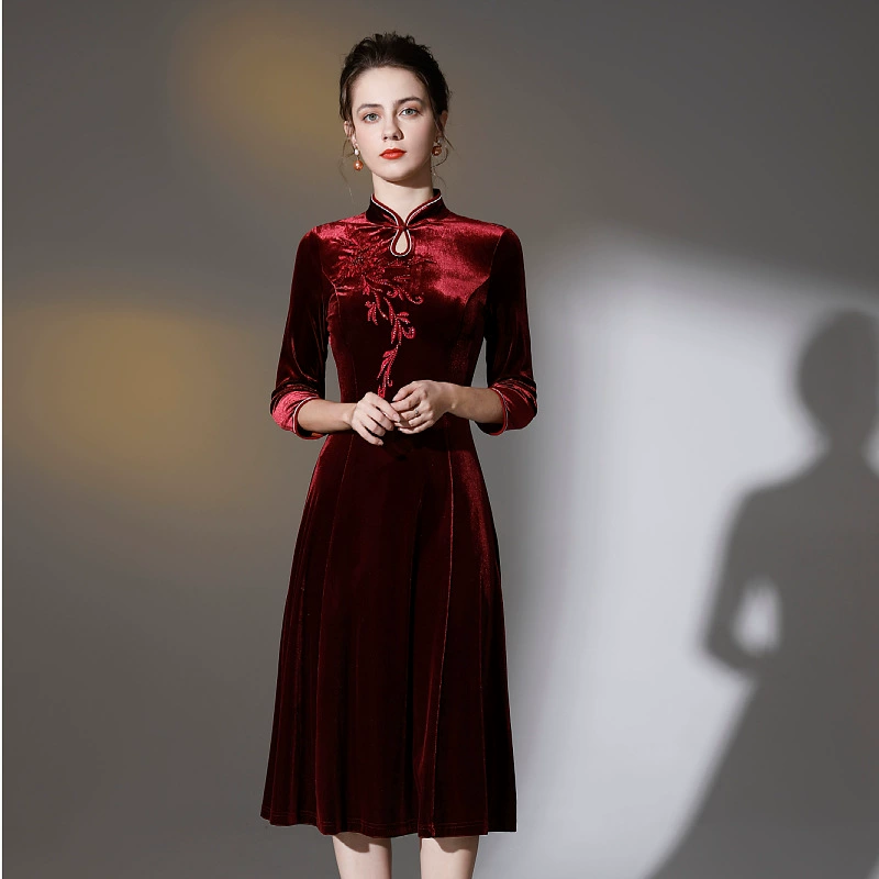 Новое поступление: улучшенное бархатное платье-ципао больших размеров от бренда из Шэньчжэня – цельное платье для женщин среднего возраста, оптом.