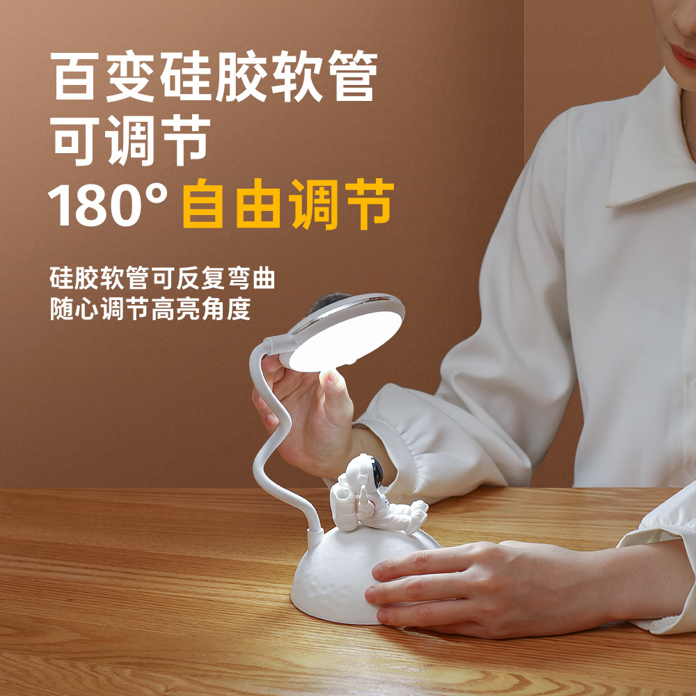 2023 nuevo escritorio creativo astronauta lámpara de mesa lámpara de proyección dos-en-uno protección para los ojos titular de la pluma lámpara de mesa de regalo al por mayor