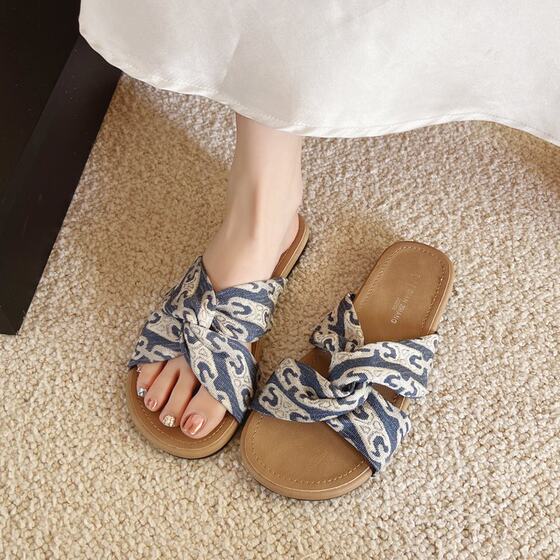 Soft waxy Q bomb ~! Good Texted Niche Kink Cross Slippers Women's Soft Outfit Summer Instagram Style Beach Sandals