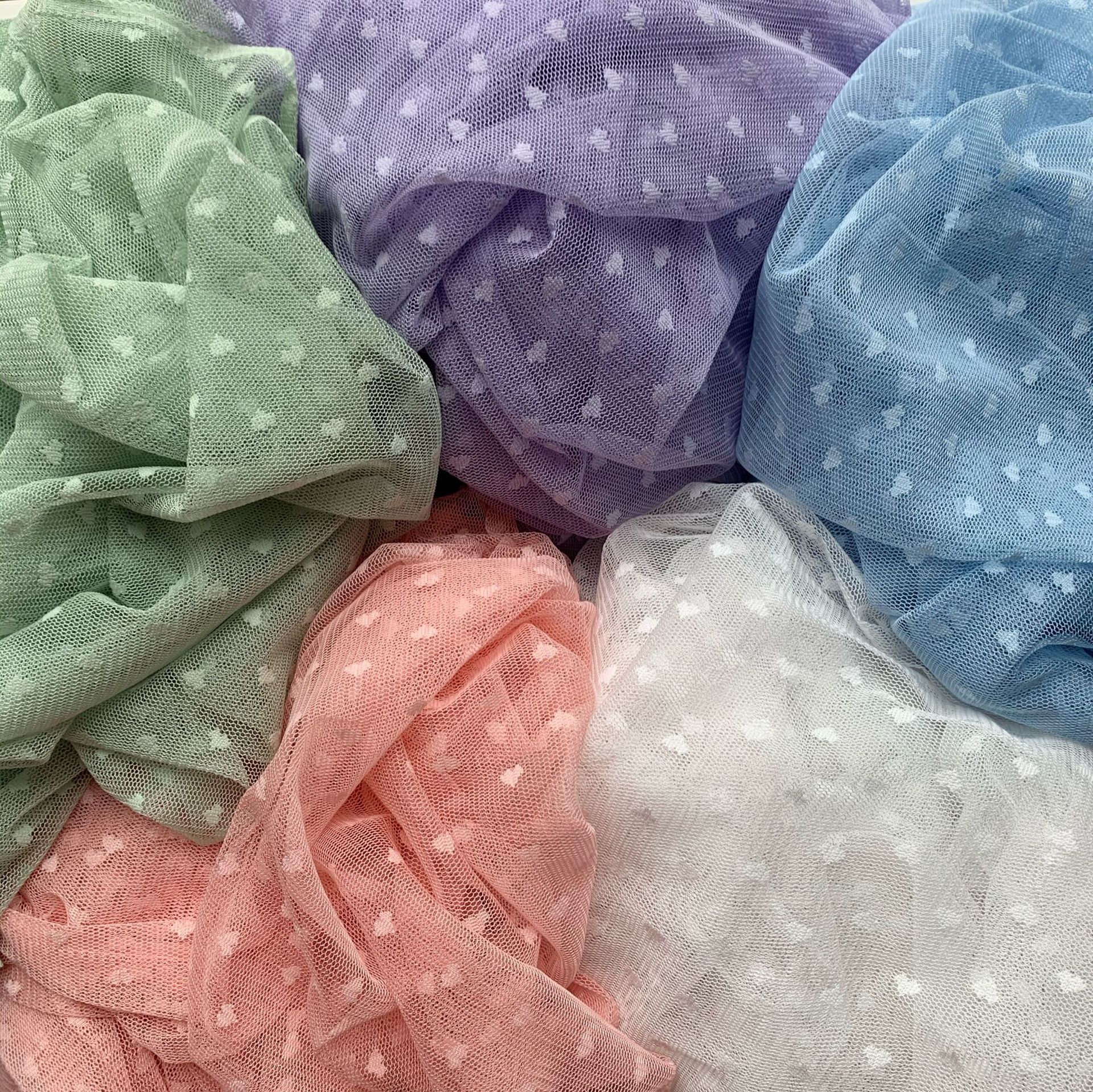 Suministro directo de fábrica poliéster corazón pequeño malla jacquard no elástica pequeño corazón de melocotón bolsa de ropa para niños tela decorativa tela multicolor