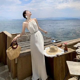 海边度假沙滩裙女2024春夏新款设计感大漏背挂脖连衣裙
