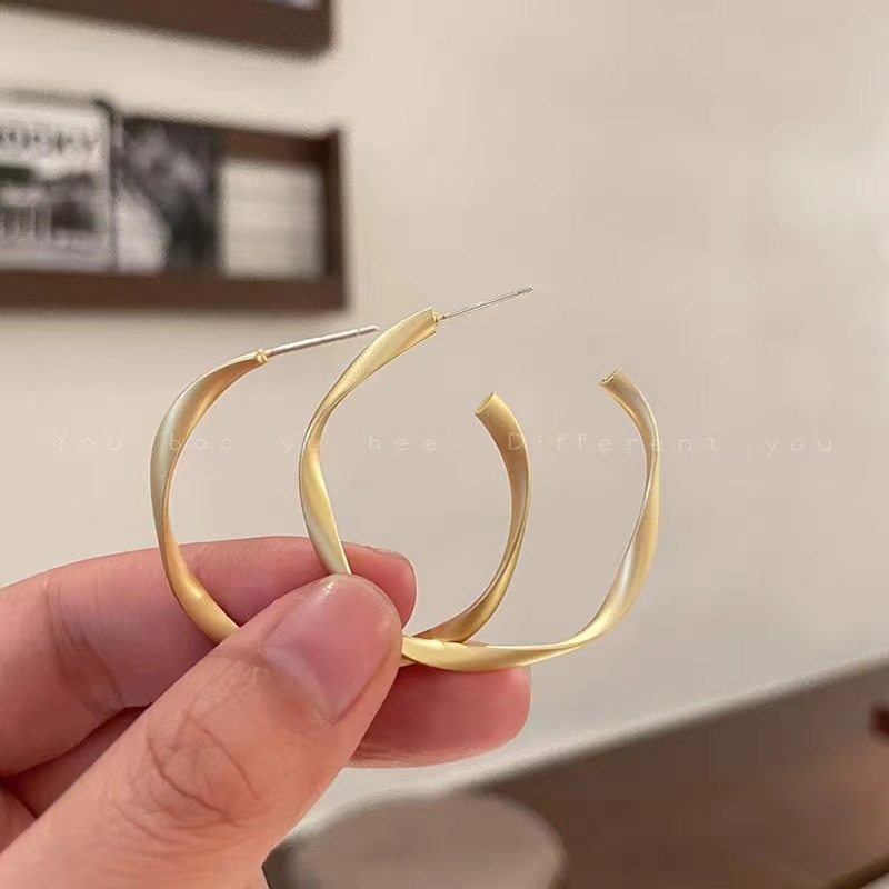 RETRO geometric twist earrings female niche design circle earrings fashionable temperament square round face suitable earrings