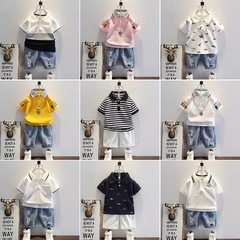 子供の夏の短いスーツ2025の新型の子供の流行のかっこいい服の男の子の半袖の半ズボンの2つのセット