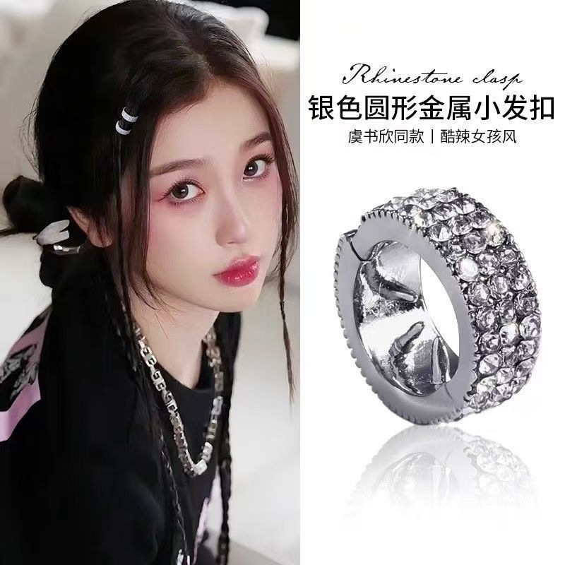 円形の金属の髪は前髪を掛けて女性の額の側を挟みます。|undefined