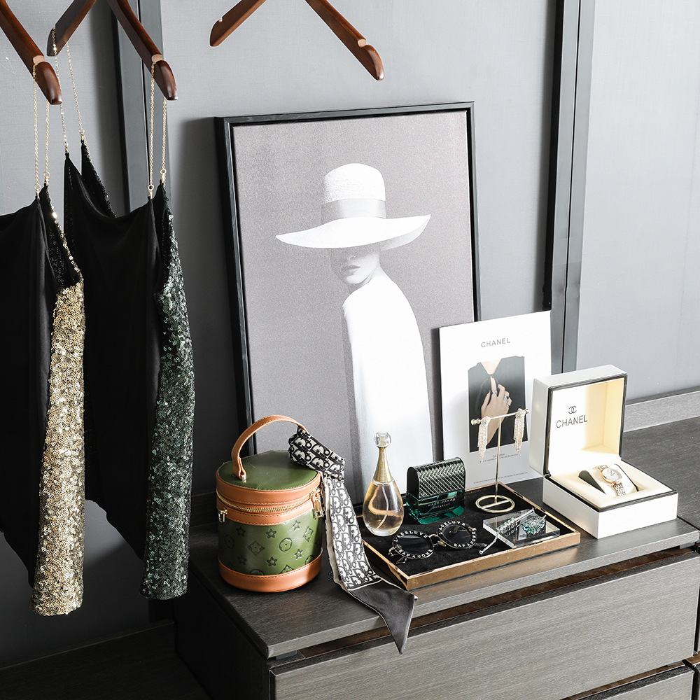 Sala de modelo verde sala de vestuario vestuario moderno simple mesa de maquillaje combinación de decoración caja de almacenamiento de vestido de cena