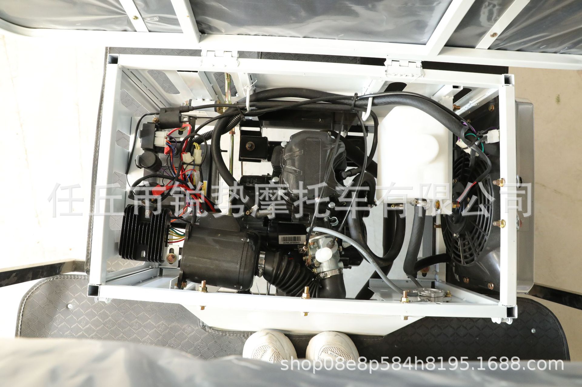 Three-wheeled motorbike with canopy for passenger transport, Southeast Asian cross-border TUK-TUK passenger transport three-wheeled motorbike, fuel-powered
