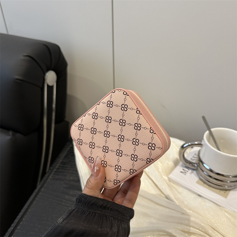 Nicho de diseño bow bolsas de maquillaje mujeres 2025 nuevo collar anillo caja de almacenamiento de joyas bolsa de clasificación de partición