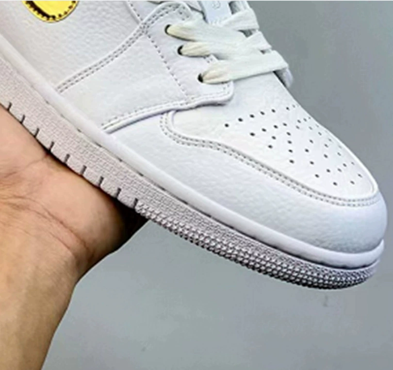 Кроссовки AIR aj1 с низким верхом, цвет "барб" в цвете "Северная Каролина", сине-серо-бело-дымчато-серо-черные.