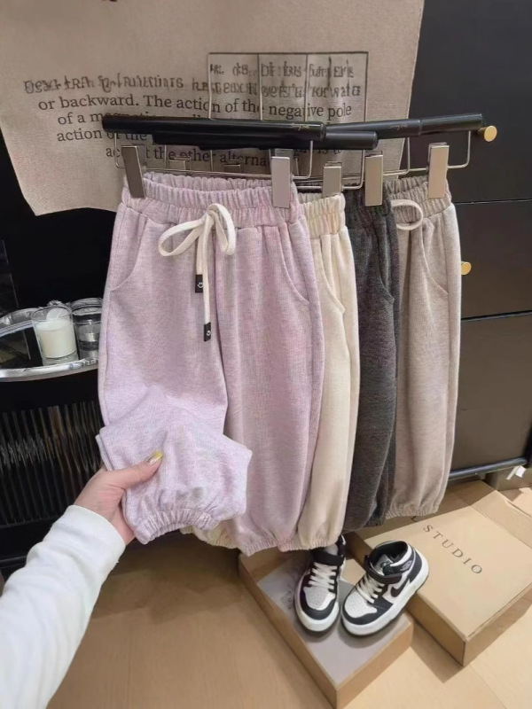 子供の春の純色の灯籠のズボンの女の子の外は足の束を着て底のズボンの男の子の赤ちゃんの弾力のまっすぐな筒のカジュアルなズボンを打ちます。|undefined