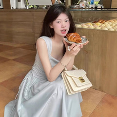 お茶の休憩フランスの青いワンピースの子供の夏の小さい人の初恋は腰を収めてやせています。