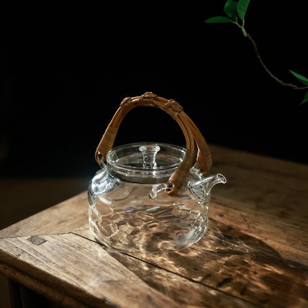High borosilicate glass hammered teapot, handmade rattan-woven teapot with handle, Zen-inspired Kung Fu tea set, suitable for brewing tea over an open flame.