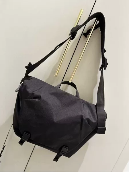New Large-Capacity Lightweight and Portable Multi-Purpose Messenger Bag for Leisure Travel, Functional Waterproof Hiking Bag