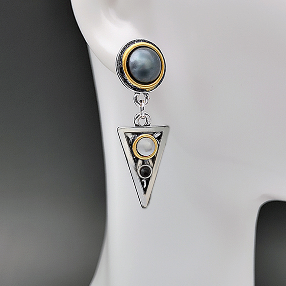 Neue Koreanische Mode Kreative Dreieck Eingelegte Perlens Chale Mondstein Ohrringe Weiblich display picture 2