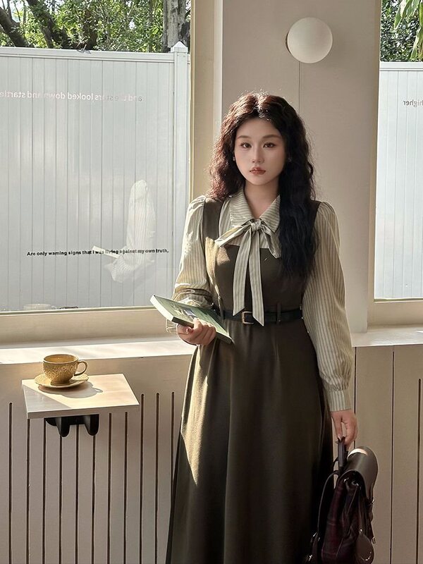 Plus-size women's green college-style forest-themed dress, faux two-piece, long-sleeved, waist-cinching, tummy-concealing, plus-size women's long dress Plus-size women's green college-style forest-themed dress, faux two-piece, long-sleeved, waist-cinching, tummy-concealing, plus-size women's long dress