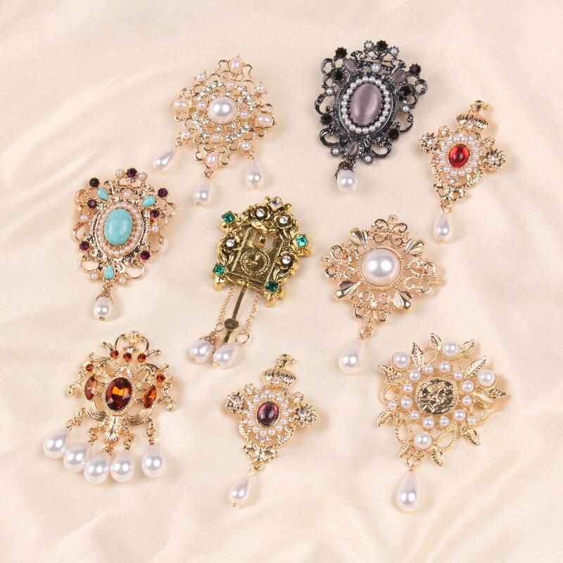 New design court retro Baroque style coat brooch anti-exposure accessories temperament in stock wholesale delivery