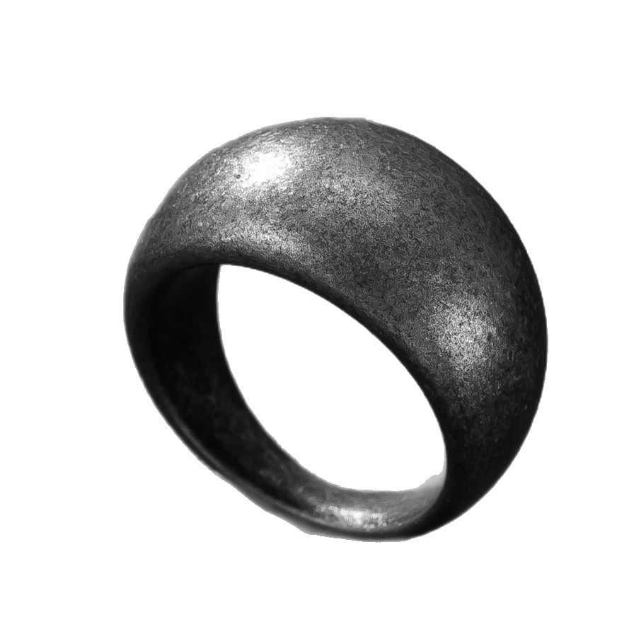 Anillo de hombre de acero inoxidable transfronterizo europeo y americano, anillo de dedo de pasta ligera fundida, joyería de acero de titanio antiguo retro, venta directa de fábrica