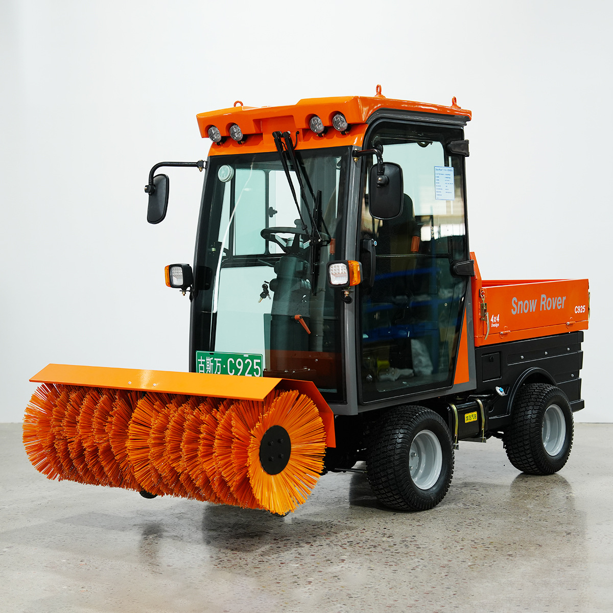 新款封闭暖风驾驶室四驱除雪车无极变速扫雪机多功能抛雪除雪机