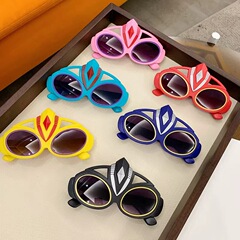 新しいファッション韓国スタイル子供用サングラスかわいい漫画ウルトラマン形状メガネメーカー卸売メガネ