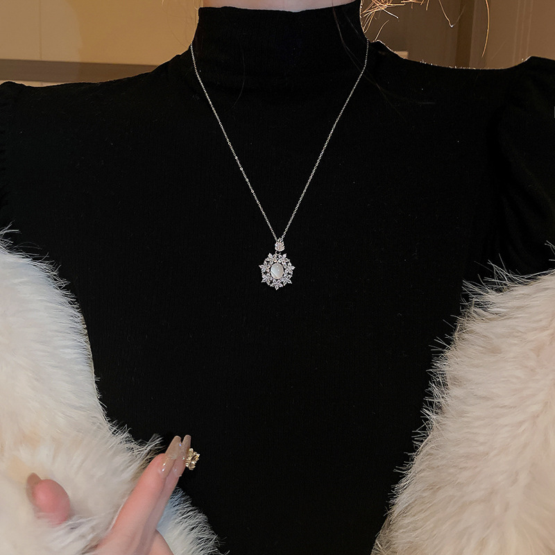 Halskette mit Katzenauge und Zirkonia in Blumenform und leichtem Luxusdesign. Elegante Klauenknochenkette für den Weg zur Arbeit und einen kalten Stil._voghion.com