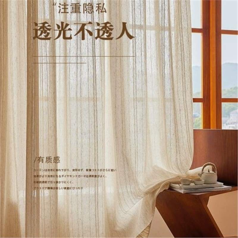 日本式の亜麻の綿麻の紗のカーテンは光を通さないで人の原木の風のカーテンの紗の日本式の民宿の寝室の客間は窓の紗を漂っています。|undefined