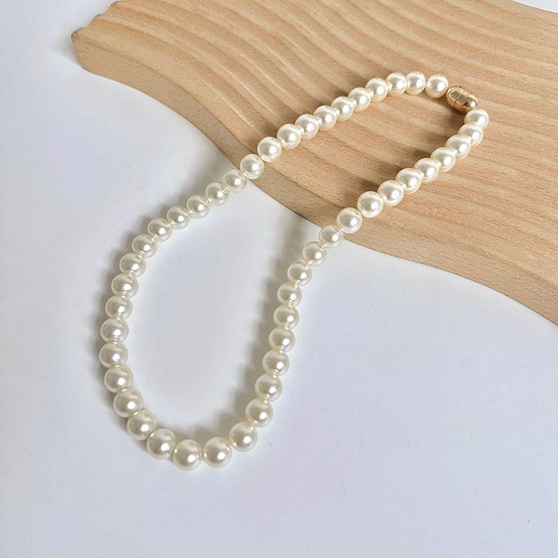 Pañuelo de seda para mujer primavera y verano 2025 nuevo collar de hebilla de succión magnética de perlas de alta gama estilo occidental con bufanda pequeña estampada