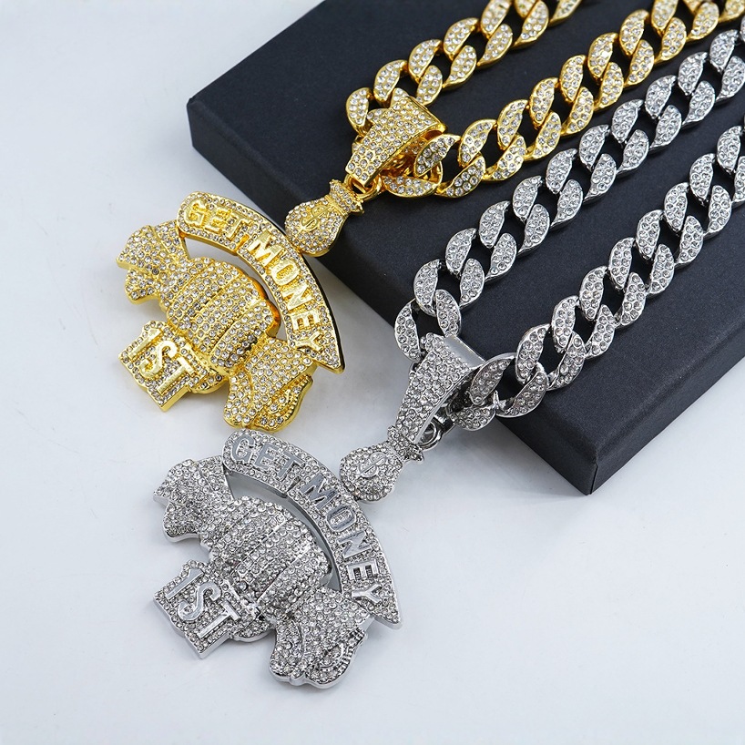 Europa y América hip-hop Get money Hand-Hand Riqueza Colgante de diamantes Tendencia de moda Accesorios para hombres Accesorios en stock image 4