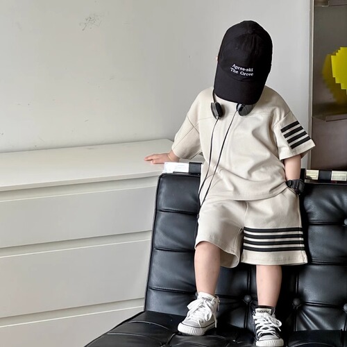Boys' Korean-style sporty summer set two-piece with short-sleeve T-shirt and shorts, featuring three stripes and casual design for children.