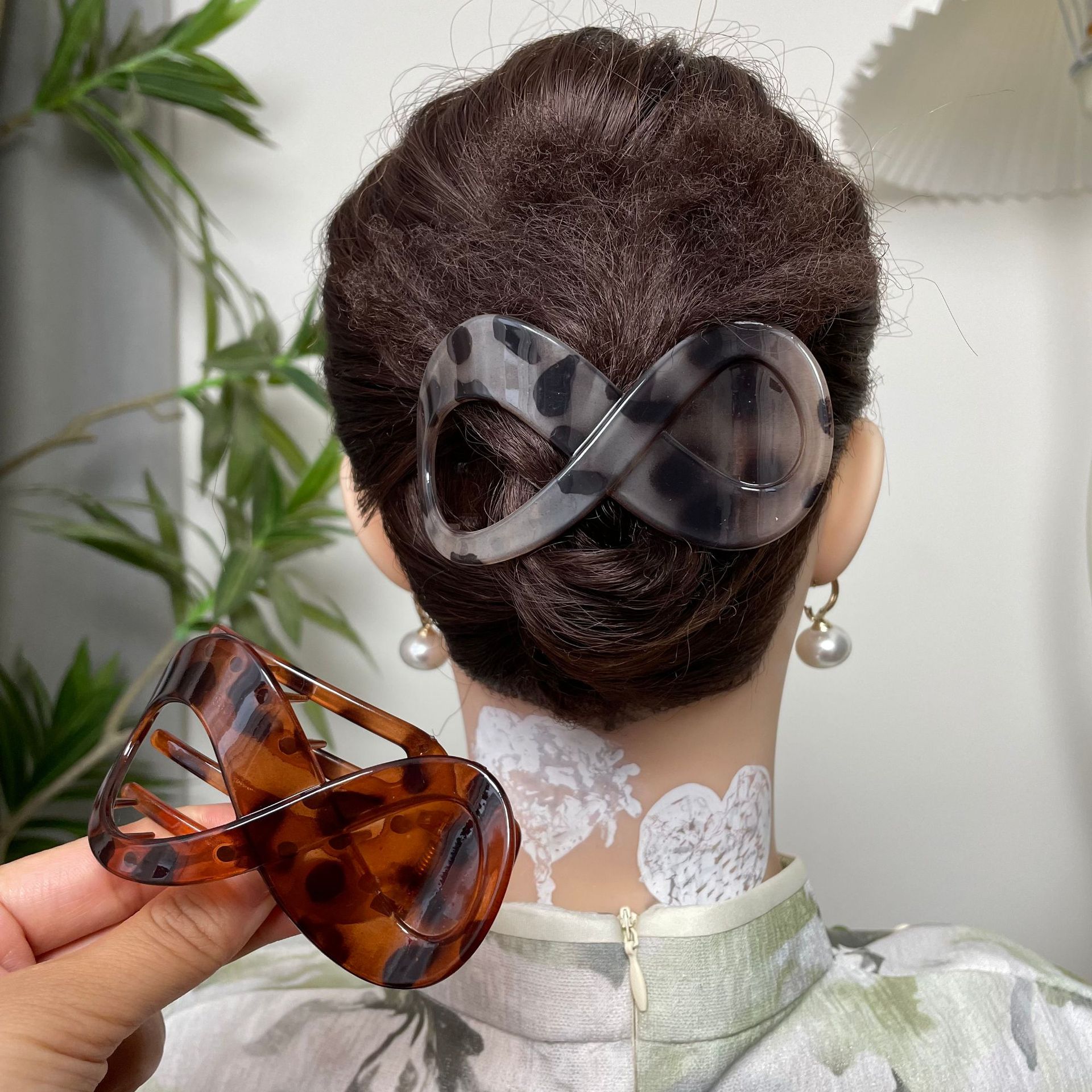 Elegant Figure-Eight Hairpin for the Back of the Head, Fashionable Leopard Print Polka Dot Hair Clip, High-End Matte Bun Shark Hair Clip