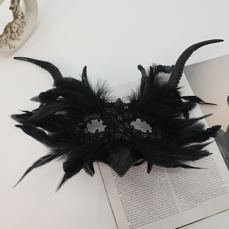 Máscara de media cara con lentejuelas y plumas de pavo para Halloween, estilo gótico, de alta gama, estilo Instagram, popular entre influencers.