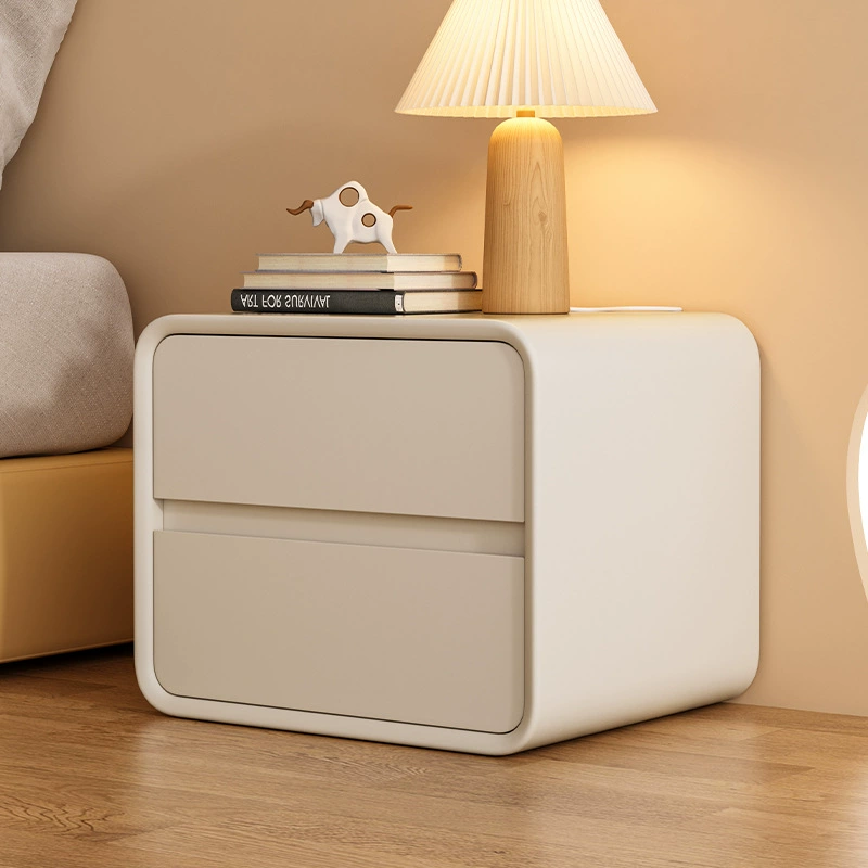 Прикроватная тумбочка из массива дерева в стиле лёгкой роскоши, минималистичная, креативная, простая, современная, кремового цвета, с функцией хранения.