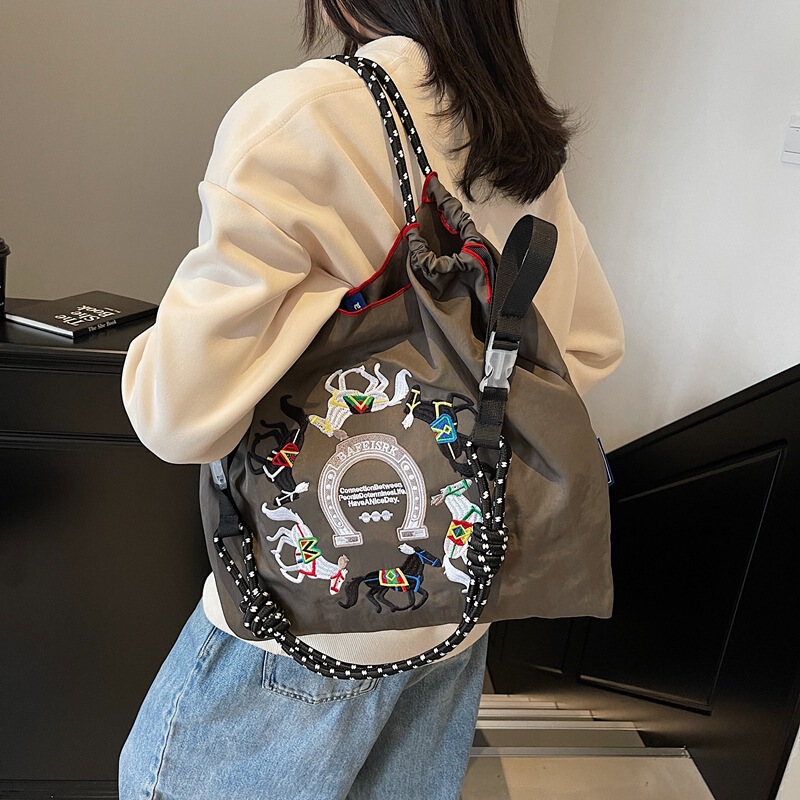 Gao Yuanyuan Upper Body Same-style Horse Embroidery ballchain Environmental Bag Shopping Bag Embroidery Shoulder Bag