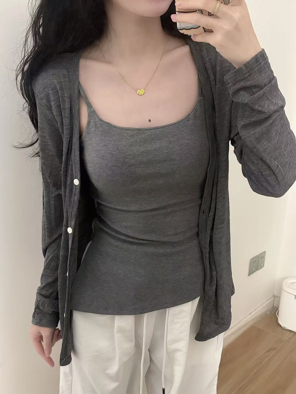 フォークを開けて身を修めて痩せています。胸のクッションを持っています。|undefined