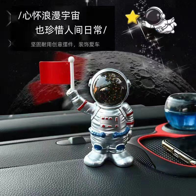 車の宇宙飛行士の置物の太陽エネルギーは車の上で車のアイデアの宇宙飛行士の車内の中で台の装飾用品を揺り動かします。|undefined