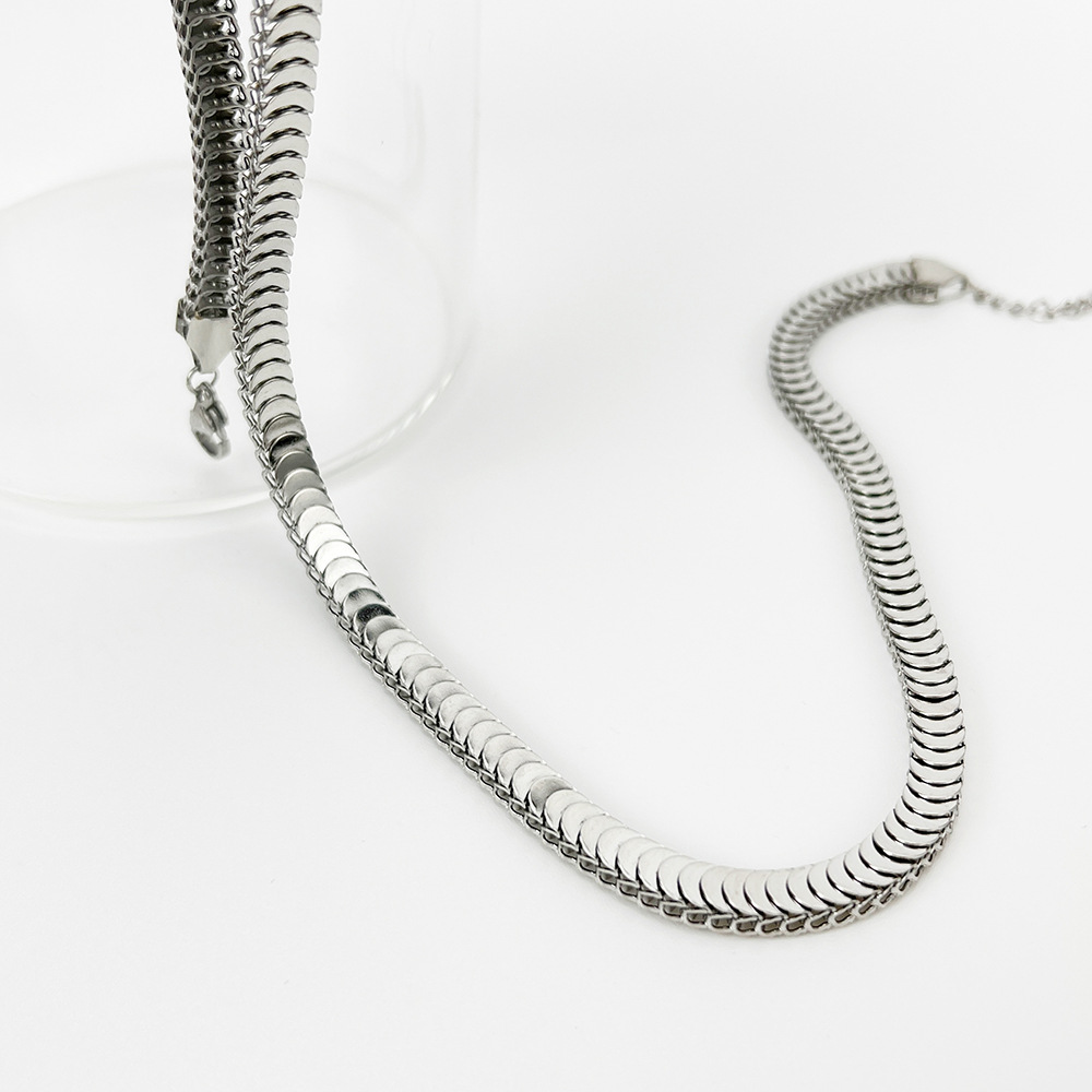 2022 New Simple Titanium Steel Necklace Fashion Twist Piece Clavicle Chain display picture 3